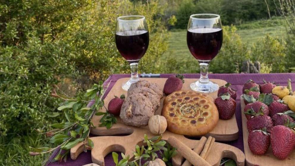 سوغات محلی گیلان تی دیله وا، تولیدی نان برنجی و رشته خشکار در سنگر سوغات محلی گیلان تی دیله وا، تولیدی نان برنجی و رشته خشکار در سنگر